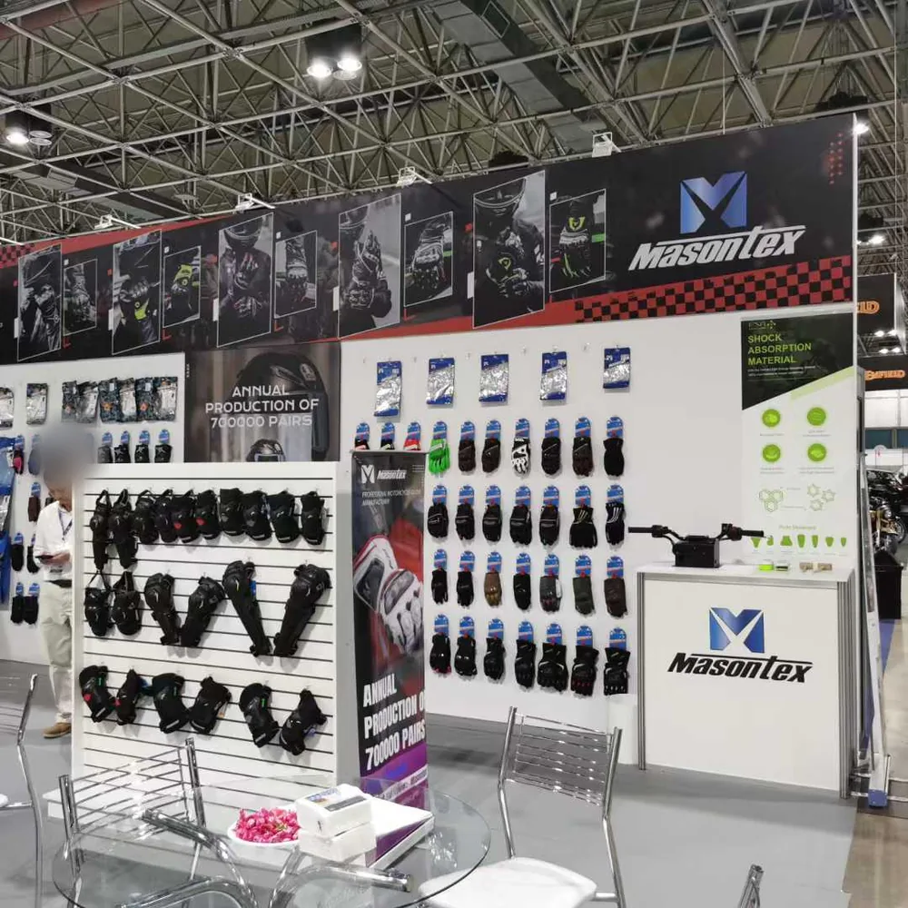 Detalle del espacio y la identidad visual de MASONTEX en Brasil