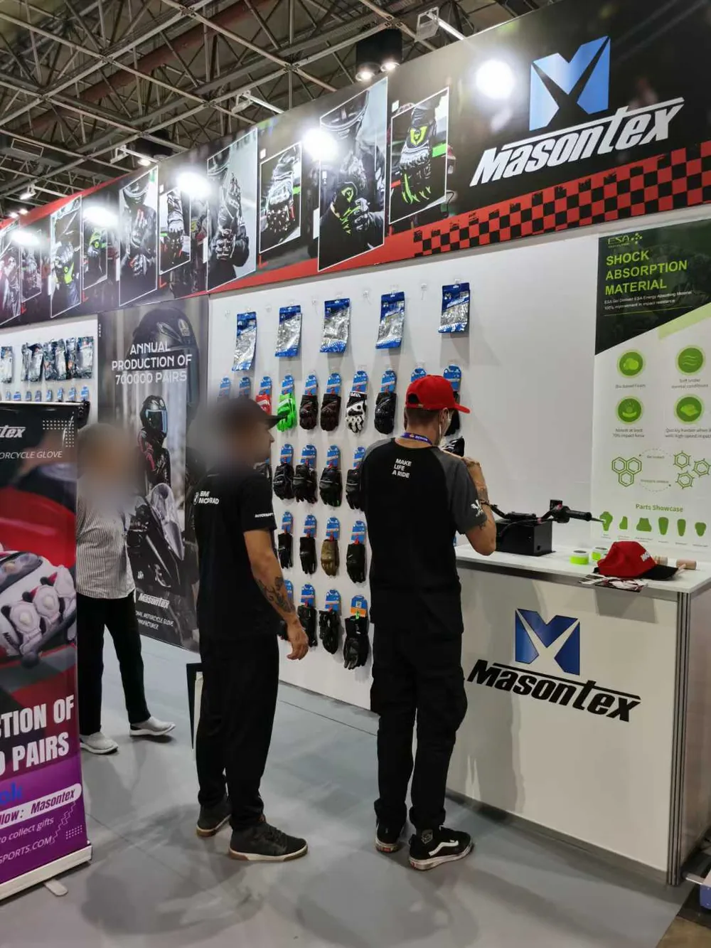 Conversación sobre productos en el espacio de MASONTEX en Brasil