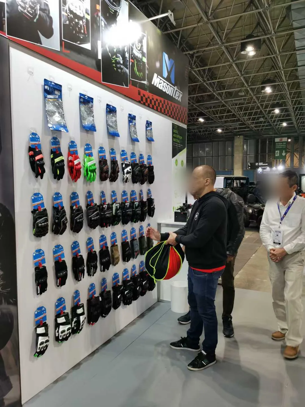 Visitantes revisando productos presentados por MASONTEX en Brasil