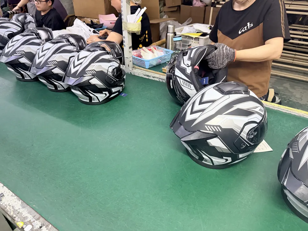 Ensamblaje final de cascos para motocicleta