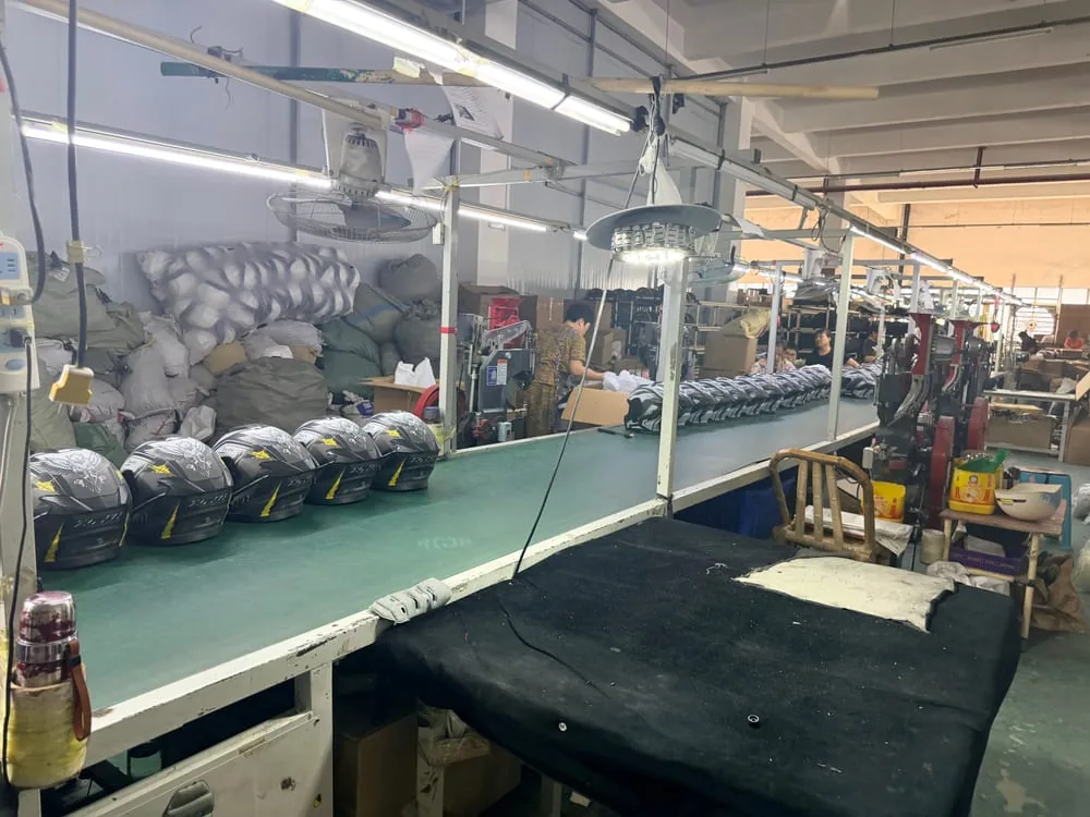 Línea del proceso de producción de cascos para motocicleta