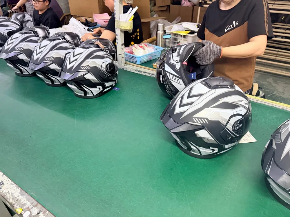 Revisión de calidad de cascos para motocicleta